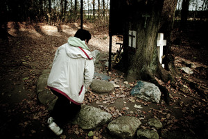 Drzewo - ołtarz. Miejsce o nieformalnym charakterze, gdzie pacjenci pozostawiają świece, krzyże, figurki i inne symbole. Miejsce zadumy dla chorych dusz