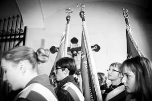 Orkiestra dęta uświetniła uroczystość...maszerując na czele pochodu do kościoła parafialnego na msze za Ojczyznę 10,12,13.  O godz. 10 w kościele parafialnym odprawiona została msza za Ojczyznę... były poczty sztandarowe, władze, młodzież, mieszkańcy...