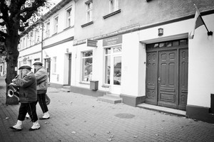 Orkiestra dęta uświetniła uroczystość...maszerując na czele pochodu do kościoła parafialnego na msze za Ojczyznę 10,12,13.  O godz. 10 w kościele parafialnym odprawiona została msza za Ojczyznę... były poczty sztandarowe, władze, młodzież, mieszkańcy...