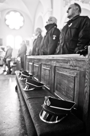 Orkiestra dęta uświetniła uroczystość...maszerując na czele pochodu do kościoła parafialnego na msze za Ojczyznę 10,12,13.  O godz. 10 w kościele parafialnym odprawiona została msza za Ojczyznę... były poczty sztandarowe, władze, młodzież, mieszkańcy...