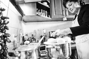 Krótkie wytchnienie od zajeć służbowych pani burmistrz Czempinia Doroty Lew-Pilarskiej: przygotowanie i wspólny obiad w gronie Rodziny (i fotoreportera) – bardo smaczna karkówka....palce lizać...!