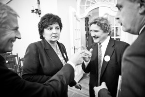  Burmistrz Czempinia Dorota Lew-Pilarska w otoczeniu samorządowców oraz poseł na sejm Rzeczypospolitej Polskiej Wojciech Zimniak z Kościana (nota bene urodzony w Czempiniu)