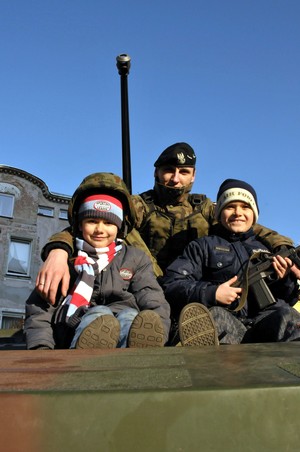 Kościan, rynek: wystawiony sprzęt wojskowy cieszył się dużym zainteresowaniem najmłodszych