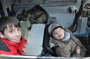 Kościan, rynek: wystawiony sprzęt wojskowy cieszył się dużym zainteresowaniem najmłodszych