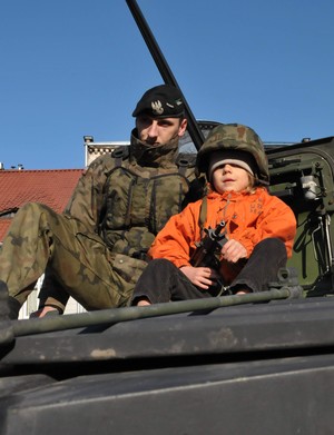 Kościan, rynek: wystawiony sprzęt wojskowy cieszył się dużym zainteresowaniem najmłodszych