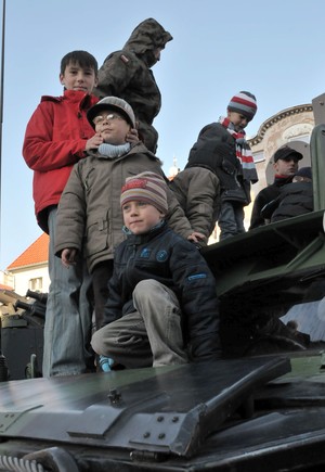 Kościan, rynek: wystawiony sprzęt wojskowy cieszył się dużym zainteresowaniem najmłodszych
