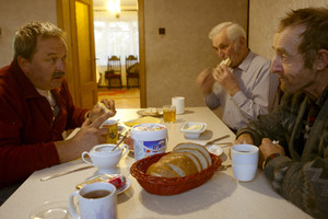 idziemy na śniadanie, podczas którego przewodniczący planuje z pracownikiem dzień pracy. Wszyscy Czekają od kilku dni na kombajn mający wykopać kilka hektarów buraków cukrowych. Po śniadaniu poranna kawa i przeglądnie z zona wiadomości w internecie, czytanie emalii, telefony...