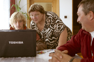 Z żoną Barbarą i Krzysztofem siadają do laptopa i pracują nad tekstem - fragmentami pisma świętego, które przewodniczący ma przeczytać podczas uroczystej mszy w Krzywiniu.