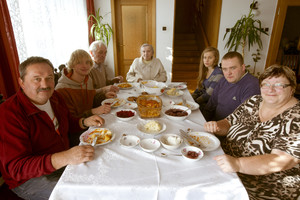 ...wracamy do domu na obiad, do którego zasiada rodzina w komplecie.