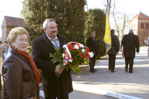 Zbiórka pod kościołem w Krzywiniu, powitania, jest burmistrz Jacek Nowak, msza, która celebruje ksiądz Marek Szukalski i po mszy przemarsz z orkiestra i zaproszonymi gośćmi pod miejsca pamięci.