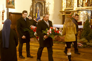 Zbiórka pod kościołem w Krzywiniu, powitania, jest burmistrz Jacek Nowak, msza, która celebruje ksiądz Marek Szukalski i po mszy przemarsz z orkiestra i zaproszonymi gośćmi pod miejsca pamięci.