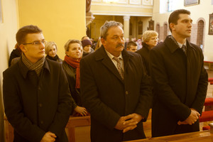 Zbiórka pod kościołem w Krzywiniu, powitania, jest burmistrz Jacek Nowak, msza, która celebruje ksiądz Marek Szukalski i po mszy przemarsz z orkiestra i zaproszonymi gośćmi pod miejsca pamięci.