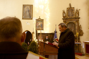 Zbiórka pod kościołem w Krzywiniu, powitania, jest burmistrz Jacek Nowak, msza, która celebruje ksiądz Marek Szukalski i po mszy przemarsz z orkiestra i zaproszonymi gośćmi pod miejsca pamięci.