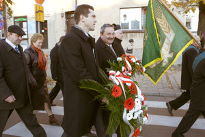 Zbiórka pod kościołem w Krzywiniu, powitania, jest burmistrz Jacek Nowak, msza, która celebruje ksiądz Marek Szukalski i po mszy przemarsz z orkiestra i zaproszonymi gośćmi pod miejsca pamięci.