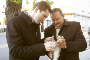Zbiórka pod kościołem w Krzywiniu, powitania, jest burmistrz Jacek Nowak, msza, która celebruje ksiądz Marek Szukalski i po mszy przemarsz z orkiestra i zaproszonymi gośćmi pod miejsca pamięci.