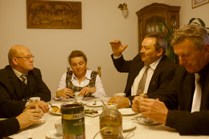 Po uroczystych obchodach radna Motławska Krystyna zaprasza do siebie na kawę i rogale.