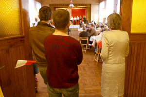Następnie sala widowiskowa, gdzie występuje młodzież, recytowana jest poezja i tzw karaoke, czyli wspólne śpiewy w rytm muzyki. Na twarzy przewodniczącego widać zmęczenie. Pomimo świątecznego dnia, sporo sie działo.