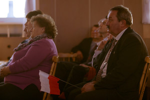 Następnie sala widowiskowa, gdzie występuje młodzież, recytowana jest poezja i tzw karaoke, czyli wspólne śpiewy w rytm muzyki. Na twarzy przewodniczącego widać zmęczenie. Pomimo świątecznego dnia, sporo sie działo.
