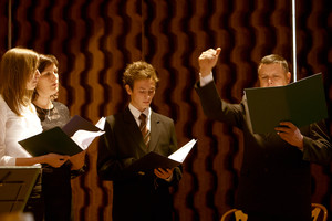 Następnie sala widowiskowa, gdzie występuje młodzież, recytowana jest poezja i tzw karaoke, czyli wspólne śpiewy w rytm muzyki. Na twarzy przewodniczącego widać zmęczenie. Pomimo świątecznego dnia, sporo sie działo.