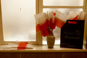 Następnie sala widowiskowa, gdzie występuje młodzież, recytowana jest poezja i tzw karaoke, czyli wspólne śpiewy w rytm muzyki. Na twarzy przewodniczącego widać zmęczenie. Pomimo świątecznego dnia, sporo sie działo.