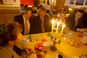 Następnie sala widowiskowa, gdzie występuje młodzież, recytowana jest poezja i tzw karaoke, czyli wspólne śpiewy w rytm muzyki. Na twarzy przewodniczącego widać zmęczenie. Pomimo świątecznego dnia, sporo sie działo.