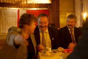 Następnie sala widowiskowa, gdzie występuje młodzież, recytowana jest poezja i tzw karaoke, czyli wspólne śpiewy w rytm muzyki. Na twarzy przewodniczącego widać zmęczenie. Pomimo świątecznego dnia, sporo sie działo.