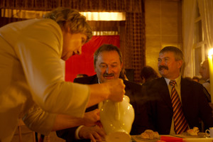 Następnie sala widowiskowa, gdzie występuje młodzież, recytowana jest poezja i tzw karaoke, czyli wspólne śpiewy w rytm muzyki. Na twarzy przewodniczącego widać zmęczenie. Pomimo świątecznego dnia, sporo sie działo.