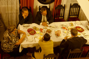 Przewodniczący z żoną prowadza otwarty dom, wiec mniej lub bardziej spodziewani goście nikogo nie dziwią. Zastajemy Szymona i Joannę Bartoszewskich z dziećmi oraz Mikołaja Pukianiec, zapalonego historyka, najmłodszego członka kapituły beatyfikacyjnej Bernarda z Wąbrzeźna. Dzień kończymy na rozmowach, dyskusjach.