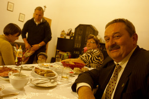 Przewodniczący z żoną prowadza otwarty dom, wiec mniej lub bardziej spodziewani goście nikogo nie dziwią. Zastajemy Szymona i Joannę Bartoszewskich z dziećmi oraz Mikołaja Pukianiec, zapalonego historyka, najmłodszego członka kapituły beatyfikacyjnej Bernarda z Wąbrzeźna. Dzień kończymy na rozmowach, dyskusjach.