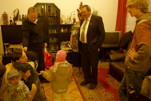 Przewodniczący z żoną prowadza otwarty dom, wiec mniej lub bardziej spodziewani goście nikogo nie dziwią. Zastajemy Szymona i Joannę Bartoszewskich z dziećmi oraz Mikołaja Pukianiec, zapalonego historyka, najmłodszego członka kapituły beatyfikacyjnej Bernarda z Wąbrzeźna. Dzień kończymy na rozmowach, dyskusjach.