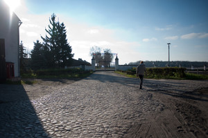 tadnina Koni Racot –   w stajni spotykam Macieja i Martę ,również  w świąteczny  poranek konie wymagają codziennej opieki 