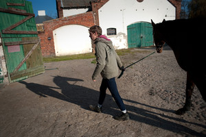 tadnina Koni Racot –   w stajni spotykam Macieja i Martę ,również  w świąteczny  poranek konie wymagają codziennej opieki 