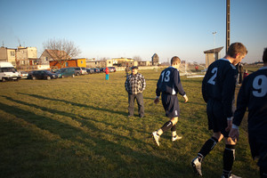26.39 Mecz o mistrzostwo V ligi pomiędzy  PKS Racot -ADWANIEC Pakosław to główne wydarzenie w tym dniu. Mecze te wytwarzają niesamowitą atmosferę sportowej rywalizacji. Jest pełna mobilizacja , omówienie strategii , gra „na całego” i prawdziwe emocje oglądane przez garstkę przybyłych kibiców.