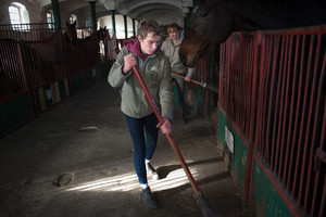 tadnina Koni Racot –   w stajni spotykam Macieja i Martę ,również  w świąteczny  poranek konie wymagają codziennej opieki 