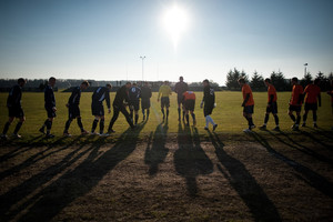 26.39 Mecz o mistrzostwo V ligi pomiędzy  PKS Racot -ADWANIEC Pakosław to główne wydarzenie w tym dniu. Mecze te wytwarzają niesamowitą atmosferę sportowej rywalizacji. Jest pełna mobilizacja , omówienie strategii , gra „na całego” i prawdziwe emocje oglądane przez garstkę przybyłych kibiców.