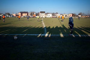 26.39 Mecz o mistrzostwo V ligi pomiędzy  PKS Racot -ADWANIEC Pakosław to główne wydarzenie w tym dniu. Mecze te wytwarzają niesamowitą atmosferę sportowej rywalizacji. Jest pełna mobilizacja , omówienie strategii , gra „na całego” i prawdziwe emocje oglądane przez garstkę przybyłych kibiców.