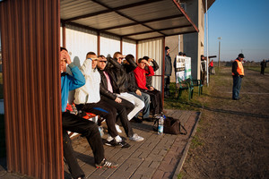 26.39 Mecz o mistrzostwo V ligi pomiędzy  PKS Racot -ADWANIEC Pakosław to główne wydarzenie w tym dniu. Mecze te wytwarzają niesamowitą atmosferę sportowej rywalizacji. Jest pełna mobilizacja , omówienie strategii , gra „na całego” i prawdziwe emocje oglądane przez garstkę przybyłych kibiców.