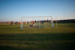 26.39 Mecz o mistrzostwo V ligi pomiędzy  PKS Racot -ADWANIEC Pakosław to główne wydarzenie w tym dniu. Mecze te wytwarzają niesamowitą atmosferę sportowej rywalizacji. Jest pełna mobilizacja , omówienie strategii , gra „na całego” i prawdziwe emocje oglądane przez garstkę przybyłych kibiców.
