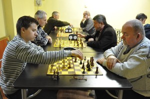 Fot. Dariusz Borowski. Turniej szachowy z okazji Święta Niepodległości rozgrywany w nowej siedzibie Klubu Szachowego UKS ,,KSM Tęcza'' Kościan, w piwnicy bloku na os. Jagiellońskim w Kościanie. Na pierwszym planie z lewej Dawid Niekraś (tegoroczny finalista Olimpiady Młodzieży) i Michał Ławniczak - działacz i zawodnik Tęczy.