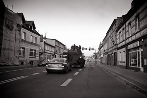  Fot. Piotr Puzyrewicz. Narodowe Święto Niepodległości - Kościan, ul. Piłsudskiego. Zdjęcie wykonane zza szyby samochodu podczas powrotu z pokazu sprzętu bojowego 17 Wielkopolskiej Brygady Zmechanizowanej i 4 Zielonogórskiego Pułku Przeciwlotniczego.