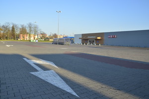 Fot. Bartosz Jankowski. Przed kościańskim marketem - wyjątkowe „godziny szczytu”  – godzina 14.54”