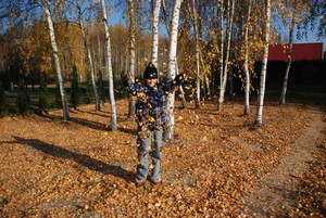 Autor: Sławomir Ostrowski. Syn Szymon podczas jesiennej zabawy.