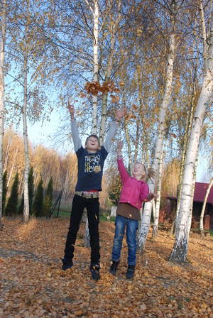 Autor: Sławomir Ostrowski. Moje dzieci Natalka i Szymon  bawią się jesiennymi liśćmi.