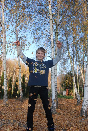 Autor: Teodozja Ostrowska. Wnuk Szymon zabawia się na działce w Cichowie.