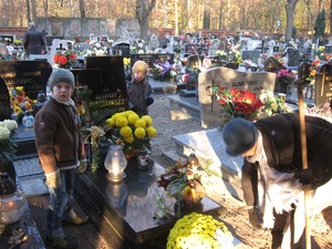  Autor: Lidia Karmelska. Cmentarz Parafialny w Kościanie.  Moi synowie Aleksander i Borys wraz z babcią Krystyną Ruszkowską odwiedzają grób dziadka.