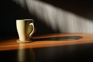 Autorką tego zdjęcia jestem ja, Natalia Adamska. Zdjęcie przedstawia kubek z herbatą. Te zdjęcie zatytułowałam: „Czas na poranną herbatkę w słoneczny dzień 11.11.2011r.” Wykonane zostało w moim domu w Starych Oborzyskach, w powiecie kościańskim. 