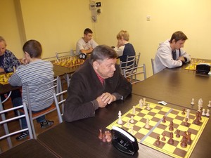 Fot. Witold Hadyniak. Os. Jagiellońskie 32A – nowa siedziba Klubu Szachowego KSM Tęcza Kościan. Turniej szachowy z okazji Dnia Niepodległości, pierwszy w nowej siedzibie. Na zdjęciu: Władysław Piaskowski (rocznik 1938), po wielu latach pracy w klubie jako szkoleniowiec, działacz, sędzia tym razem w roli zawodnika. W klasyfikacji seniorów zajął 3 m. 