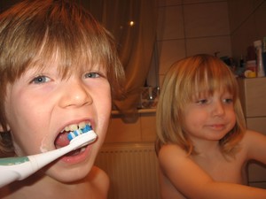 Fot. Krystyna Ruszkowska. Borys lat 6,5 i Aleksander lat 3,5 w czasie wieczornej toalety. Zdjęcie zrobiono w Kościanie w domu babci przy ulicy Bukowej.