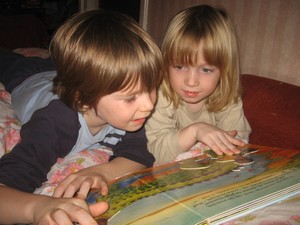 Fot. Krystyna Ruszkowska. Moi wnukowie Borys i Olek nie zasną bez obowiązkowej lektury. Zdjęcie zrobiono w domu przy ulicy Bukowej.