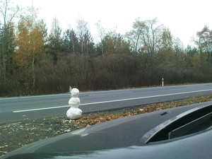 11.11.11. o godzinie 6.50 na drodze krajowej nr 5 można było spotkać nietypowego autostopowicza . Był nim bałwan - prawdziwy ze śniegu. Nie postał pewnie zbyt długo. Zabrała go jakaś chłodnia? A może się roztopił? ;) Zdjęcie wykonał Zbigniew Mikołajczak na drodze krajowej nr 5 za Jarogniewicami w kierunku na Poznań.